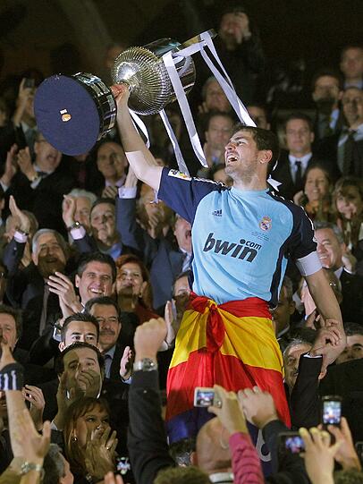 Wenige Stunden nach dem 1:0-Finalsieg von Real
Madrid über den FC Barcelona ist der spanische Fußball-Pokal bei den
Jubelfeiern in Madrid zerbrochen. Durch eine Unachtsamkeit von
Sergio Ramos fiel die Trophäe am frühen Donnerstagmorgen bei der
Fahrt durch die Straßen der Hauptstadt vom Dach des
Mannschaftbusses. Die Bilder vom Spektakel.