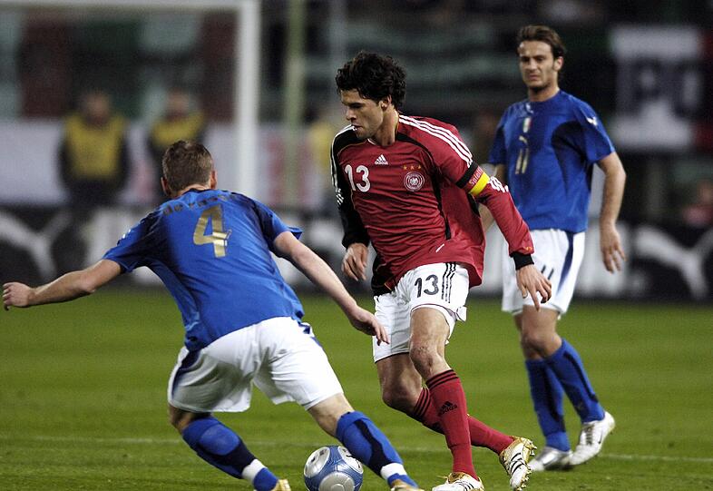 62. Länderspiel: Panik vor der Heim-WM: Kapitän Ballack geht mit dem DFB-Team
beim Härtetest gegen Italien in Florenz mit 1:4 unter.