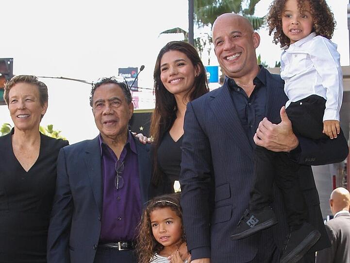 Vin Diesel freut sich mit seinen beiden Kindern Hania Riley und Vincent sowie seiner Freundin Paloma Jiminez und seinen Eltern über den Hollywood-Stern