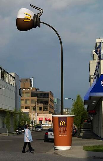 Guerilla Marketing ist eine äußerst amüsante Art der Werbung, hier für den Kaffee einer Fastfood-Kette.