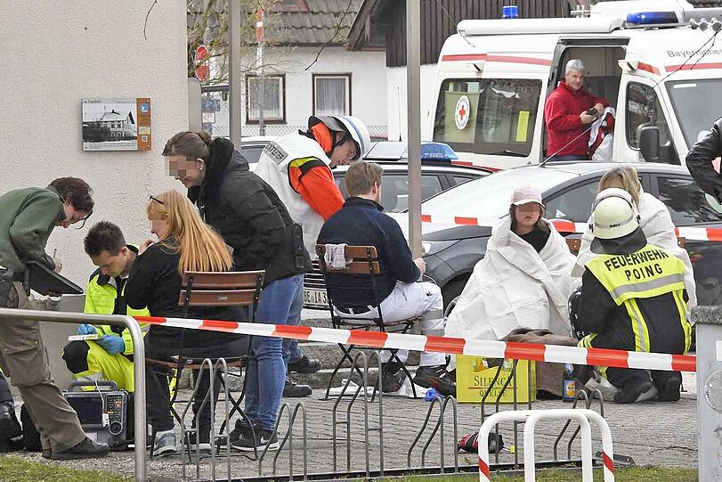 Bei einer Explosion wurde eine Poinger Wohnung zerstört. Die Bilder vom Großeinsatz der Rettungskräfte.