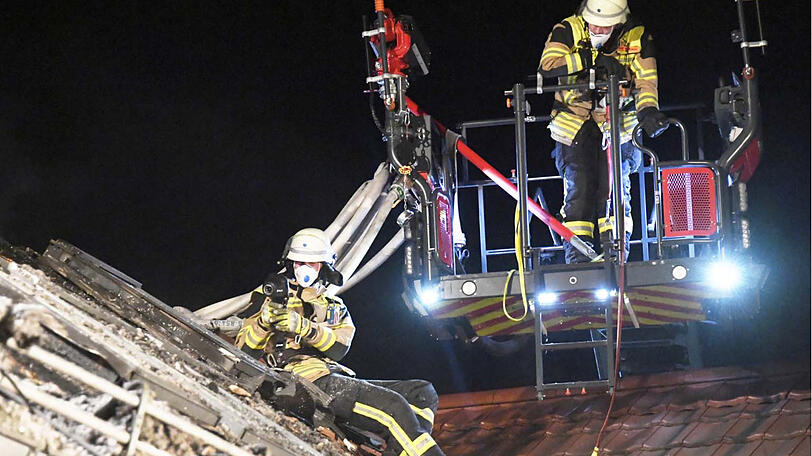 Die Einsatzkräfte mussten die Dachhaut aufwendig entfernen, ehe sie den Brand löschen konnten. Die Bilder.