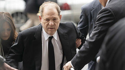 Der gefallene Hollywood-Mogul Harvey Weinstein auf dem Weg ins Gericht.