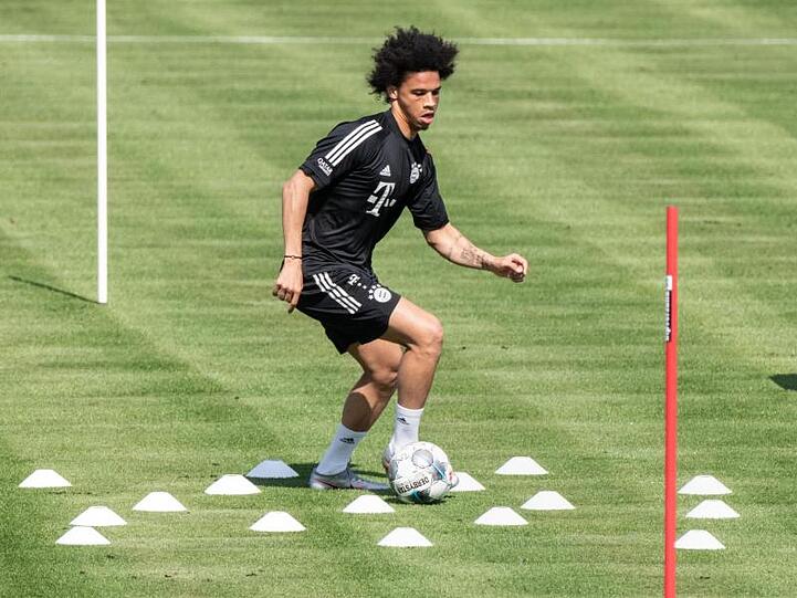 Neuzugang Leroy Sané spielt während einer Trainingseinheit den Ball.
