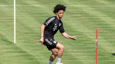 Neuzugang Leroy Sané spielt während einer Trainingseinheit den Ball.