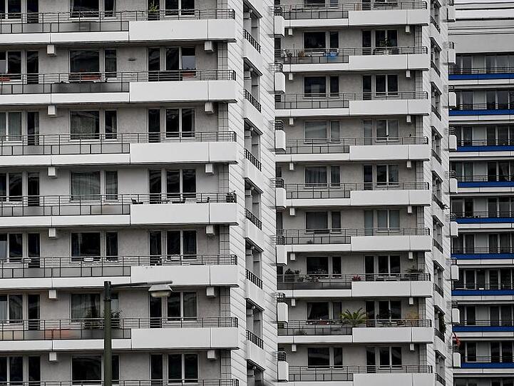 In Berlin sollen die zuletzt stark gestiegenen Mieten fünf Jahre lang eingefroren werden.