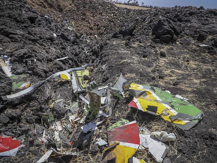 Trümmer eines Ethiopian Airlines Flugzeugs nach dem Absturz in Bishoftu. Eine Maschine der Fluggesellschaft ist nahe der äthiopischen Hauptstadt Addis Abeba abgestürzt.