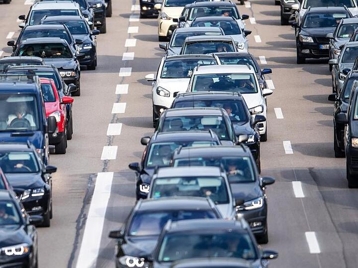 Auf der A 96 Richtung München stehen Autos im Stau. Foto: Sina Schuldt/dpa/Archivbild