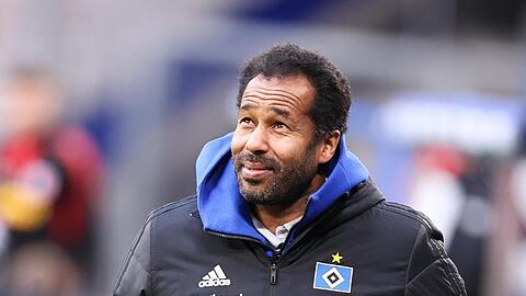 Hamburgs Trainer Daniel Thioune kommt vor dem Spiel auf den Platz.