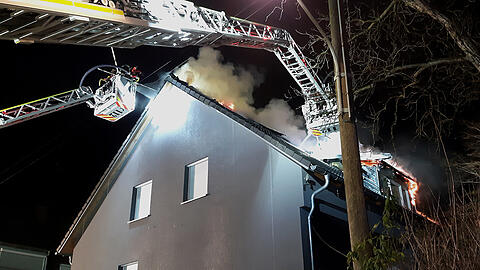 In Pasing ist der Dachstuhl eines Mehrfamilienhauses abgebrannt.