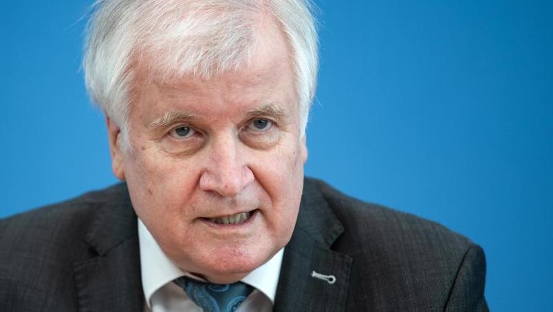 Bundesinnenminister Seehofer bekräftigte nach einer Sitzung des Innenausschusses die moralische Verantwortung für die Aufnahme der afghanischen Ortskräfte und ihrer Familienangehörigen.
