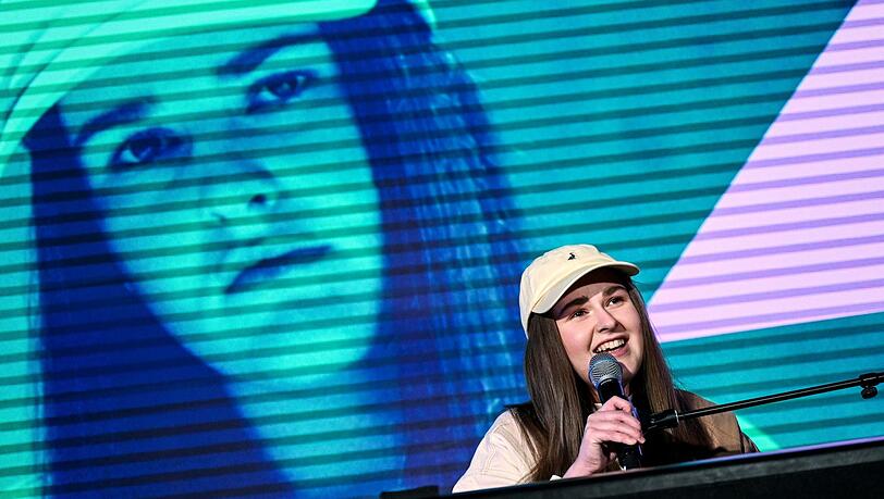 Luna alias Alina Striedl singt beim Bunte New Faces Award Music 2022. Luna alias Alina Striedl singt beim Bunte New Faces Award Music 2022.