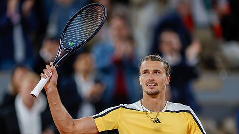 Der deutsche Alexander Zverev feiert seinen Sieg im Viertelfinale und zieht damit zum 4. Mal in Folge ins Halbfinale der French Open.