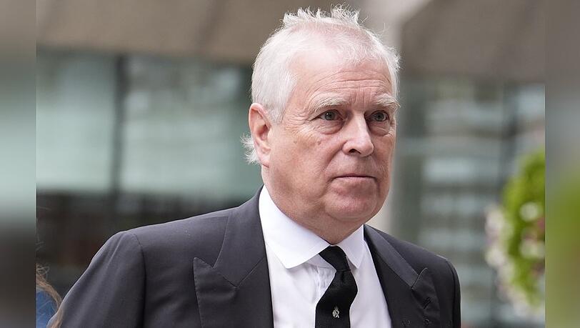 Andrew Mountbatten-Windsor darf keine Titel mehr führen. Andrew Mountbatten-Windsor darf keine Titel mehr führen.