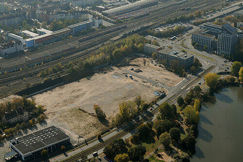 Das Milchhofgelände am Wöhrder See (rechts): Die Halle links unten wird derzeit abgerissen. Auch das Wohnhaus an der Tullnaustraße dahinter soll bald folgen.
