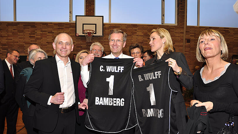 So sehen Sieger aus: Bundespräsident Christian Wulff und Gattin Bettina mit Brose-Hauptgesellschafterin Sabine Günther (re.) und Geschäftsführer Wolfgang Heyder (li.). So sehen Sieger aus: Bundespräsident Christian Wulff und Gattin Bettina mit Brose-Hauptgesellschafterin Sabine Günther (re.) und Geschäftsführer Wolfgang Heyder (li.).