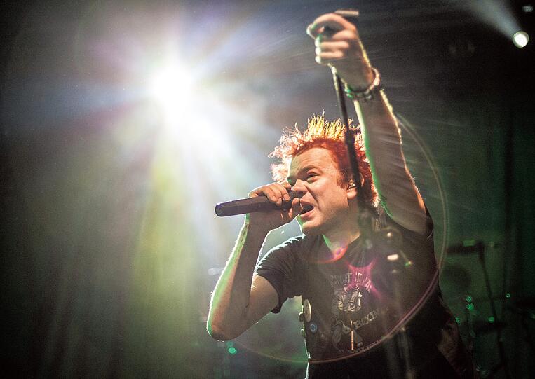 Punk-Rock-Legende:
Der für die Main-Post tätige Bildjournalist hat das Siegermotiv der Kategorie Kultur während eines Konzerts der legendären kanadischen Punkrockband SUM 41 beim Auftritt am 7. August 2012 in der ausverkauften Würzburger Posthalle aufgenommen. Es zeigt den Sänger und Gitarristen Deryck Whibley im Farbenspiel der Scheinwerfer. Das Preisgeld beträgt 1000 Euro.