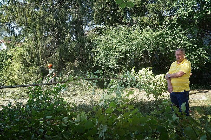 &bdquo;Ich kann es nicht fassen, was gerade passiert. Bei uns im Garten werden gerade 14 kerngesunde Gehözer abgehackt", sagt der pensionierte Beamte Hartmut Feucht.