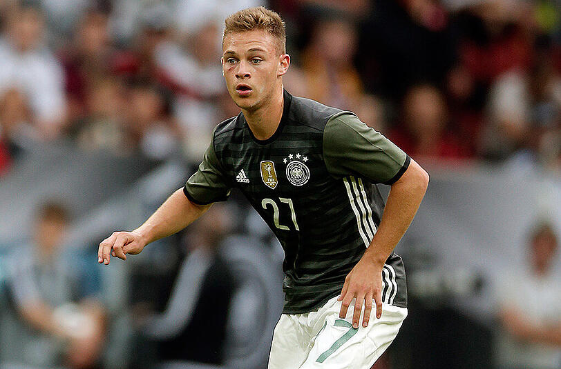 Joshua Kimmich hat es wegen seiner Vielseitigkeit (defensives Mittelfeld, Innenverteidigung, rechte Abwehrseite) geschafft.