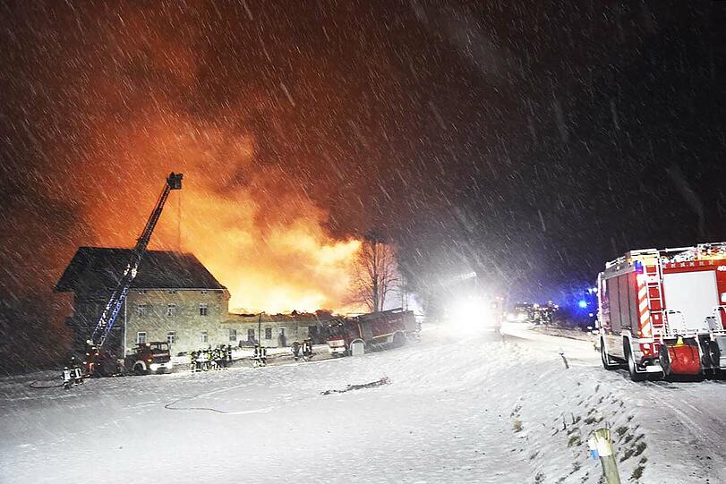 Kurz vor 23 Uhr gingen mehrere Notrufe ein. Als die freiwillige Feuerwehr eintraf, stand die komplette Scheune bereits in Flammen.