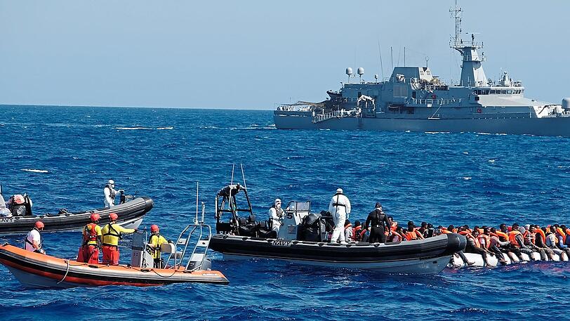 Die bayerische Hilfsorgaisation Sea-Eye und die Marine retten im vergangenen Juli Migranten - bald soll es dafür einen Kodex geben.