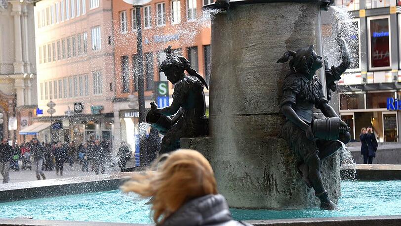 Sturm "Friederike" am Marienplatz. Wer nicht aufpasst, wird durch die Böen vom Fischbrunnen nassgemacht.