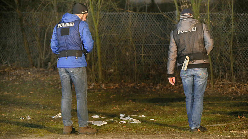 Beamte suchen nach den flüchtigen Tätern - Sanitäter versorgen die Verletzten. In Mühldorf am Inn haben sich am Freitag dramatische Szenen abgespielt.