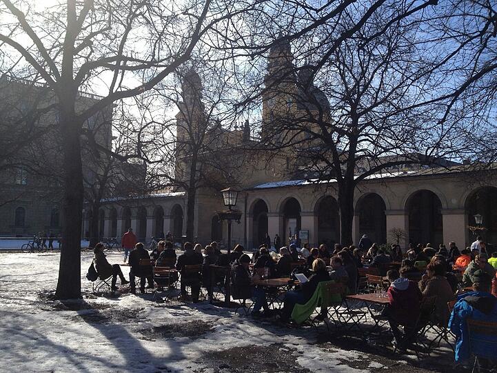 Frühling! Es gibt ihn also wirklich. Die Münchner haben sich nach den ersten Sonnenstrahlen gesehnt. Dementsprechend gut besucht sind die Cafés wie zum Beispiel das Tambosi. Die Bilder vom Frühlingstag in München.