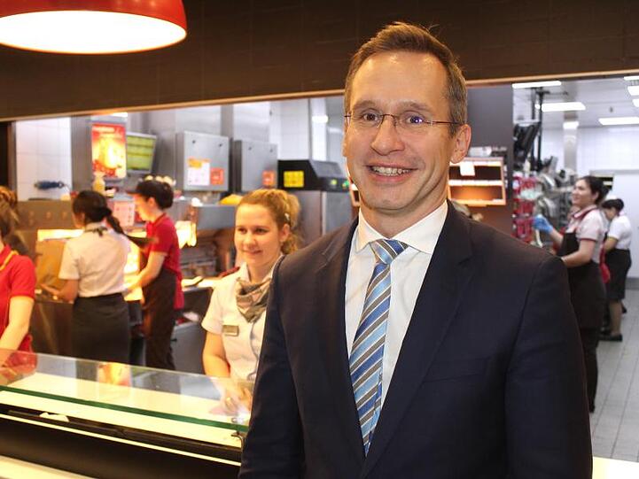 Der Chef von McDonald's in Russland, Marc Carena, steht in einem der Fastfood-Restaurants in Moskau vor der Theke.