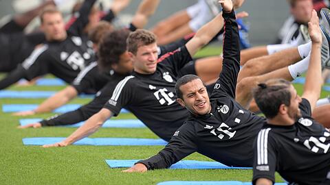 Auch weiterhin noch mittendrin beim FC Bayern und dem Team von Trainer Hansi Flick: Der wechselwillige Thiago (2.v.r.).