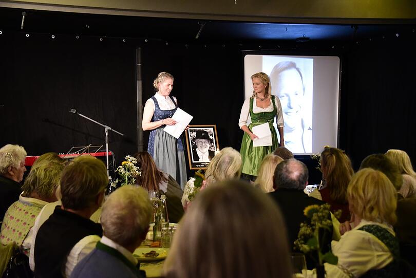 Haben die Gedenkfeier gemeinsam gestaltet: Georg Maiers Tochter, Georgia Brodka (links), und Ehefrau Raphaela Maier auf der Iberl-Bühne, auf der am Sonntagabend ein großes Foto Georg Maiers steht.