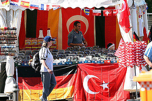 Deutsche und türkische Fahnen in Berlin vor dem Spiel mit ganz besonderer Brisanz
