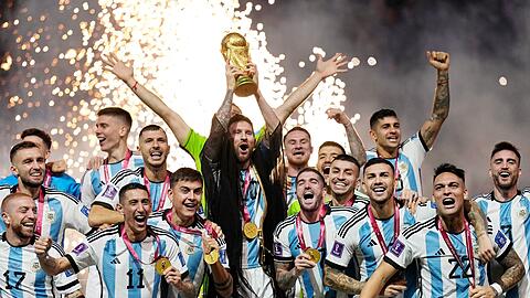 Der argentinische Nationalspieler Lionel Messi (M) feiert mit der Mannschaft den WM-Sieg