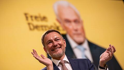 Lindner klatscht bei der Rede seines Vize Wolfgang Kubicki.