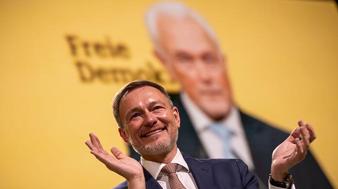 Lindner klatscht bei der Rede seines Vize Wolfgang Kubicki.