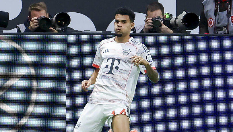 Puh, da war ich aber ganz schön schnell: Luis Díaz bejubelt rutschend seinen Führungstreffer nach 15 Sekunden.