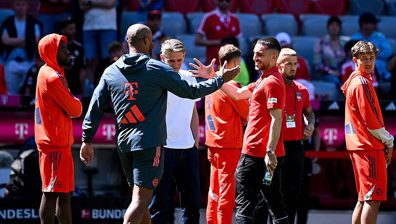 Begrüßte Arijon Ibrahimovic beim Spiel gegen den 1. FC Heidenheim herzlich: Trainer Vincent Kompany. Begrüßte Arijon Ibrahimovic beim Spiel gegen den 1. FC Heidenheim herzlich: Trainer Vincent Kompany.