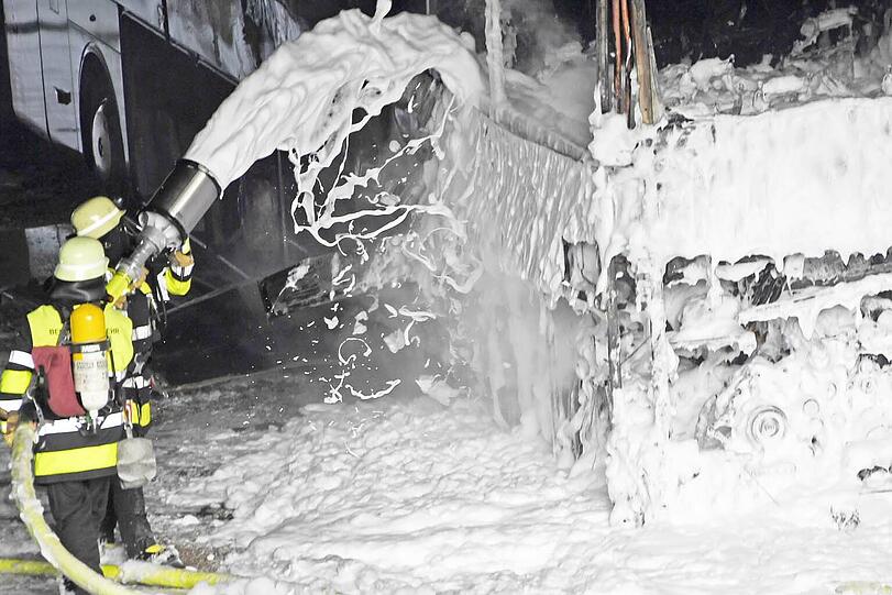 Brennender Reisebus am Mittleren Ring in Giesing: Die Feuerwehr ist mit einem Großaufgebot im Einsatz.