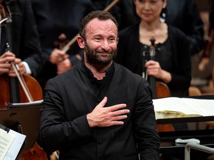 Kirill Petrenko nimmt den Applaus des Publikums entgegen.