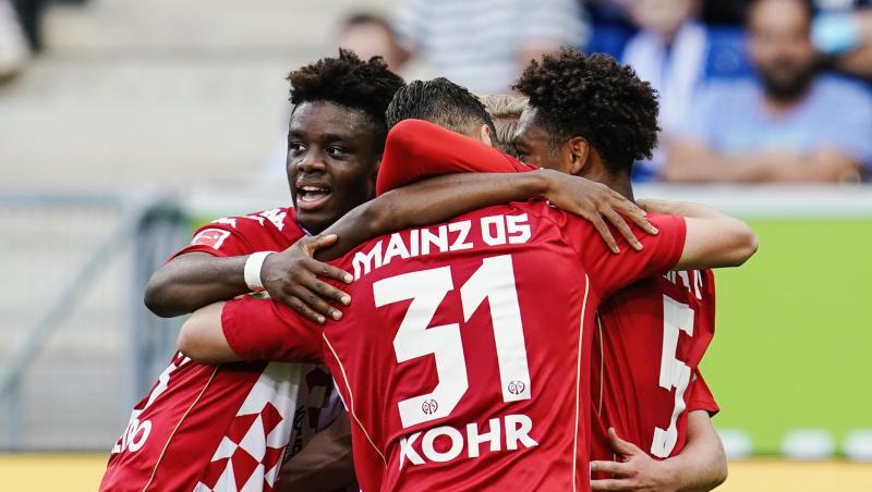 Die Mainzer bejubeln das 1:0 in Hoffenheim.