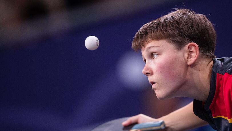 Nina Mittelham spielt den Ball.