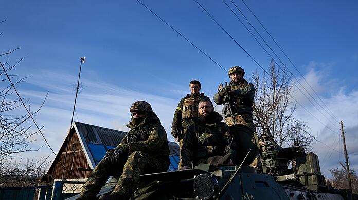 Ukrainische Soldaten fahren durch Bachmut.