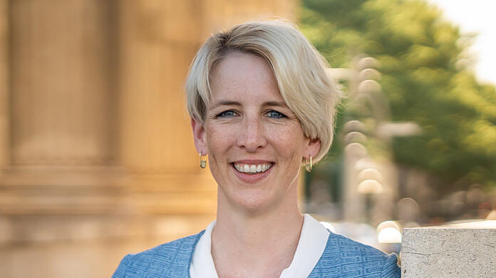 Katrin Habenschaden arbeitete als Bankkauffrau und Diplombetriebswirtin bei den Stadtsparkassen in Nürnberg und München. 2014 wurde sie in den Stadtrat gewählt, 2020 war sie OB-Kandidatin der Grünen/Rosa Liste. Sie ist Münchens Zweite Bürgermeisterin.