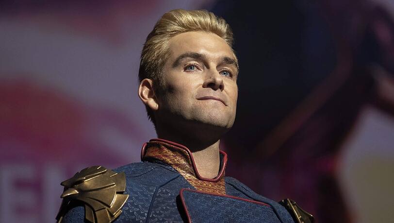 Antony Starr spielt mit bemerkenswerter Inbrunst den Schurken Homelander, die manische Persiflage des rechtschaffenen Superman. Antony Starr spielt mit bemerkenswerter Inbrunst den Schurken Homelander, die manische Persiflage des rechtschaffenen Superman.