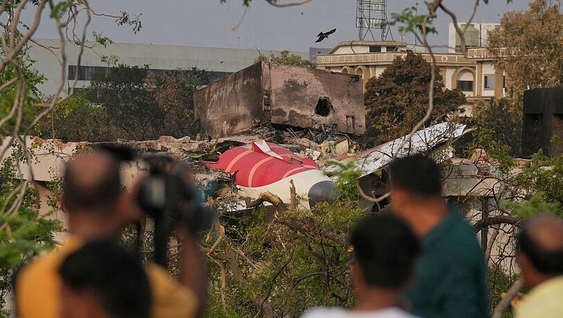 Menschen betrachten die Wrackteile des am Donnerstag (12.06.2025) abgestürzten Flugzeugs von Air India. (Foto Archiv)