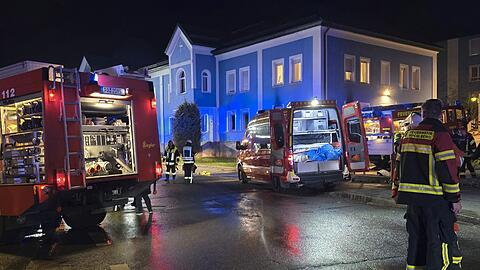 Ein Bewohner, eine Pflegekraft und zwei Feuerwehrm&auml;nner erlitten laut Polizei Rauchvergiftungen.