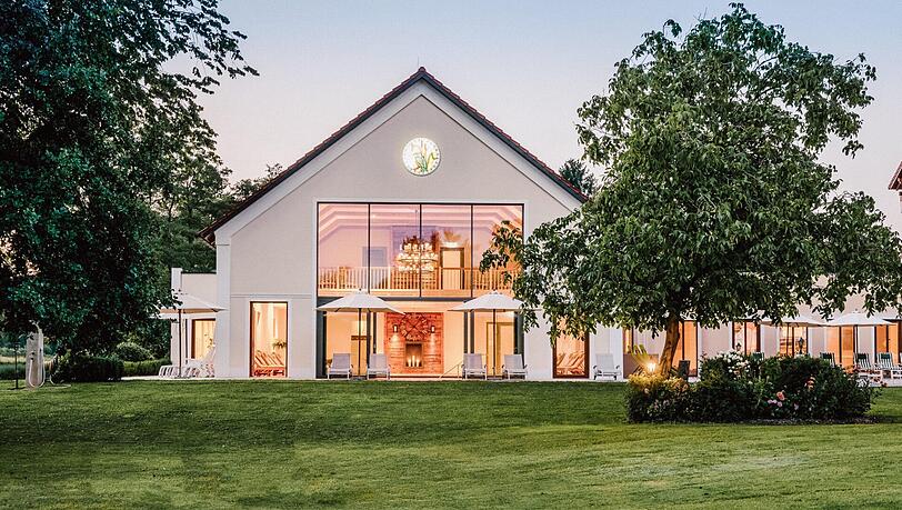 Das Wellness & Genusshotel Der Eisvogel mit seinem Badhaus liegt am Ortsrand von Bad Gögging am Flüsschen Abens. Das Wellness & Genusshotel Der Eisvogel mit seinem Badhaus liegt am Ortsrand von Bad Gögging am Flüsschen Abens.