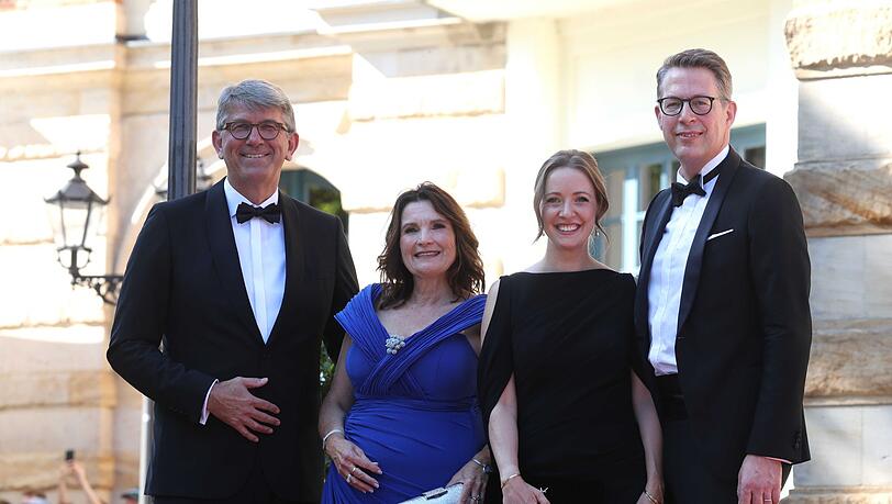 Auf dem roten Teppich: Kulturstaatsminister Weimer, seine Frau Christiane, Bayerns Kunstminister Markus Blume und seine Frau Aurelia (v. l.). (Archivbild)