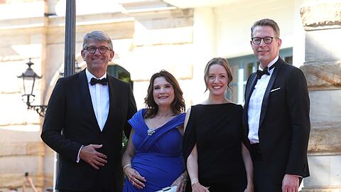 Auf dem roten Teppich: Kulturstaatsminister Weimer, seine Frau Christiane, Bayerns Kunstminister Markus Blume und seine Frau Aurelia (v. l.). (Archivbild) Auf dem roten Teppich: Kulturstaatsminister Weimer, seine Frau Christiane, Bayerns Kunstminister Markus Blume und seine Frau Aurelia (v. l.). (Archivbild)