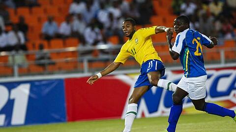 Robinho (l) erzielt gegen Tansanias Stephano Mwasika das erste Tor im Testspiel.